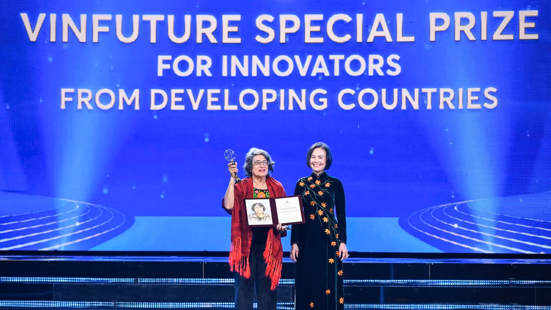 Giải Đặc biệt VinFuture 2025 dành cho Nhà khoa học đến từ các nước đang phát triển đã vinh danh Giáo sư María Esperanza Martínez-Romero (Mexico) vì những tiến bộ trong nghiên cứu sinh thái vi sinh vật và cơ chế cố định nitơ cộng sinh tại các hệ sinh thái nhiệt đới. (Ảnh: THÀNH ĐẠT)
