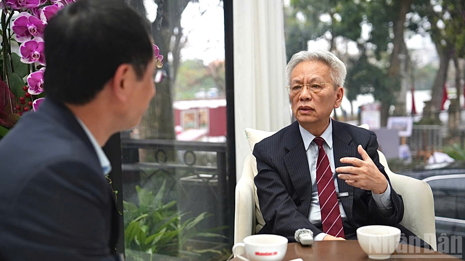 Nhà báo Hữu Việt và Tiến sĩ Nguyễn Sĩ Dũng tại buổi talkshow. 