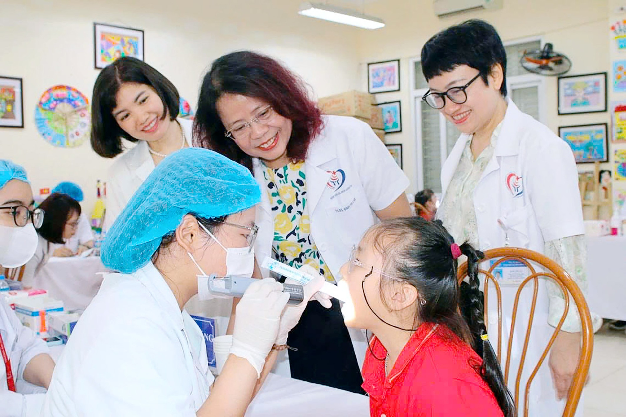 Tiến sĩ, Bác sĩ Đinh Thị Lam, Phó Giám đốc Bệnh viện đa khoa Đống Đa kiểm tra công tác khám sức khỏe định kỳ cho học sinh tiểu học.(Ảnh: LÊ TẤN) z7120301333298-98b2e9e5219e1fdbabb8f1cadd3a5138.jpg