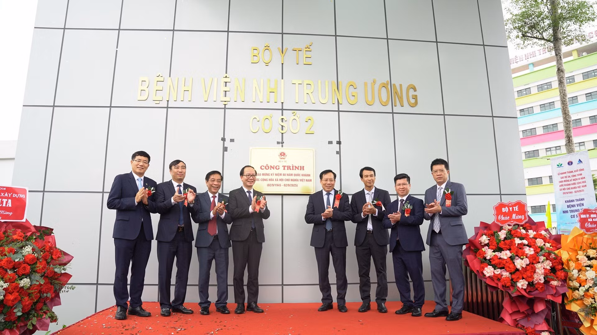 Lãnh đạo Bộ Y tế và Ban Giám đốc bệnh viện chúc mừng khán thành cơ sở 2 Bệnh viện Nhi Trung ương. 