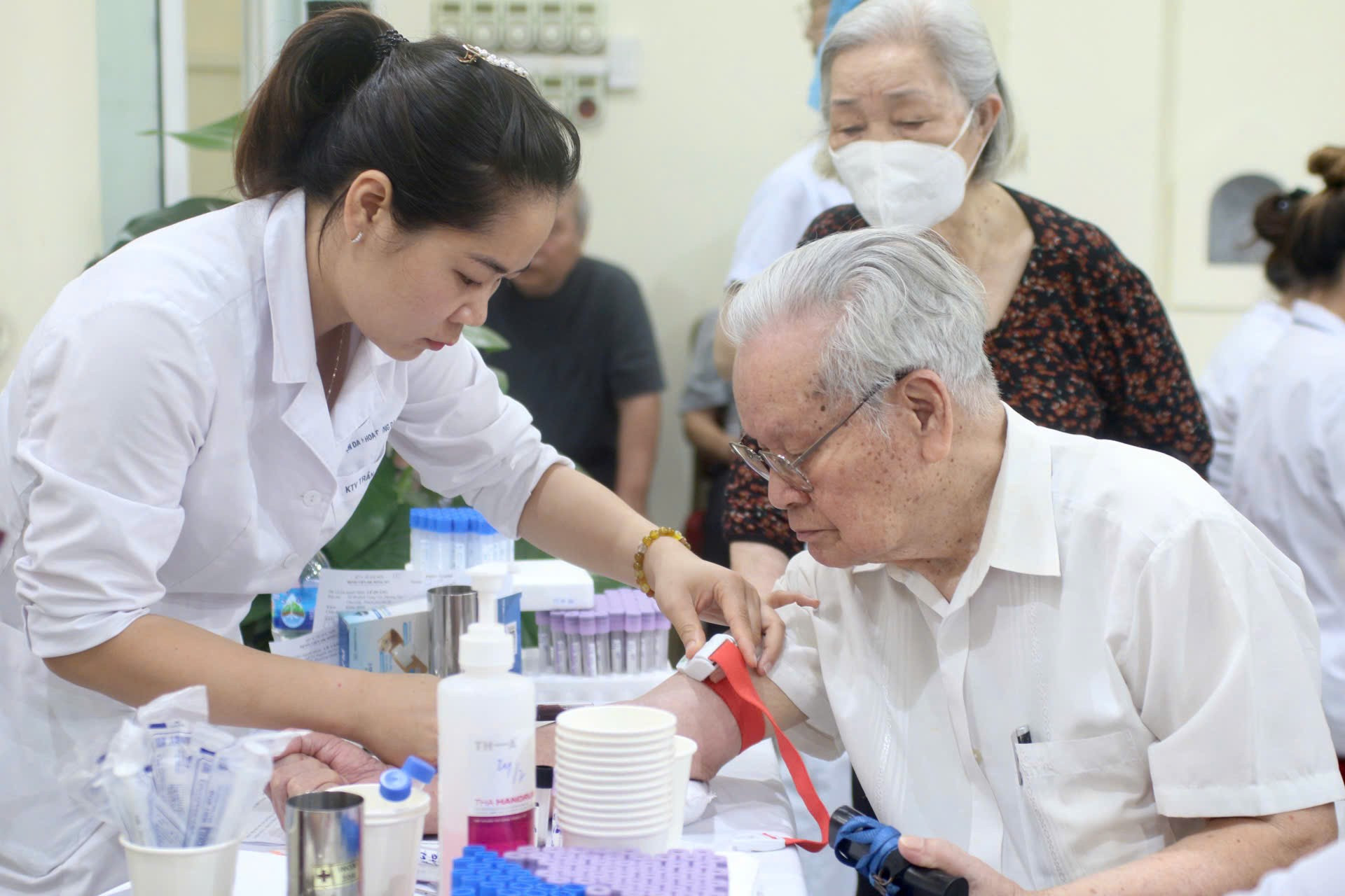 Là “cơ sở y tế đầu ngành lão khoa của thành phố Hà Nội”, Khoa Lão là điểm tựa cho người dân cao tuổi tại thủ đô. (Ảnh: LÊ TẤN) z7110040700178-ca38b7a2a74d703f0375d8db439de814.jpg