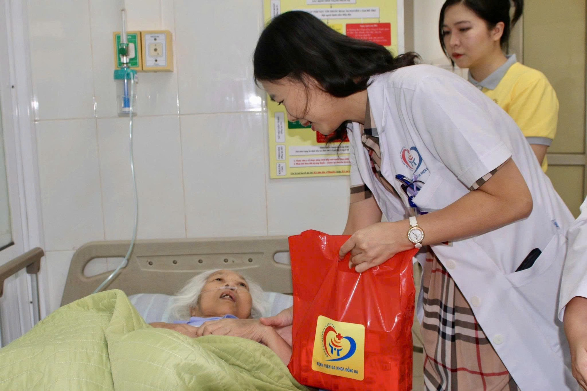 Thạc sĩ, bác sĩ chuyên khoa II Nguyễn Thị Phương Thùy, Phó Giám đốc Bệnh viện đa khoa Đống Đa thăm hỏi, tặng quà người bệnh. (Ảnh: LÊ TẤN) z7120325394783-3cec98890c8cea8c69cbdd78e58471f3.jpg