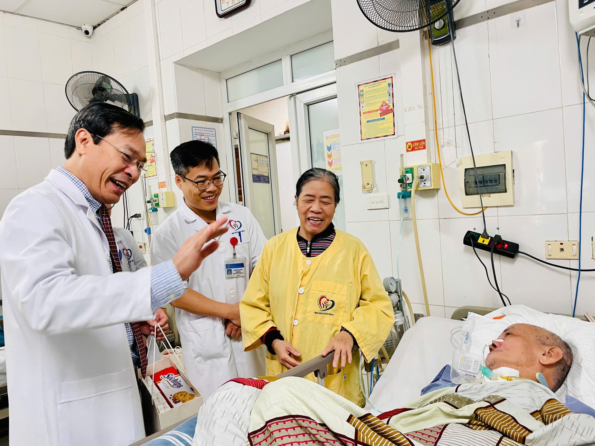 Tiến sĩ, bác sĩ Nguyễn Đình Phúc, Giám đốc Bệnh viện đa khoa Đống Đa chia sẻ, Đảng ủy, Ban Giám đốc xác định việc quản lý, điều trị các bệnh lý cho người cao tuổi là xương sống phát triển chuyên môn của bệnh viện. (Ảnh: LÊ TẤN) z7110030588117-b3702a82aa3f1c86c1154d6aec9ff76c.jpg