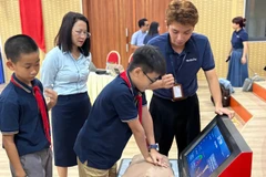 Học sinh trường Tiểu học và trung học cơ sở Đoàn Thị Điểm tham gia giờ học kỹ năng sơ cấp cứu. 