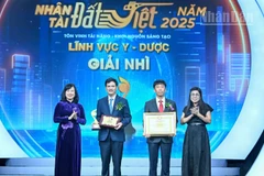 Bộ trưởng Y tế Đào Hồng Lan và bà Lê Thị Bích Trân trao giải Nhì lĩnh vực Y-Dược cho nhóm tác giả.