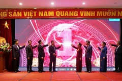 Các đại biểu bấm nút khai trương cổng thông tin điện tử Hội Khuyến học Việt Nam.