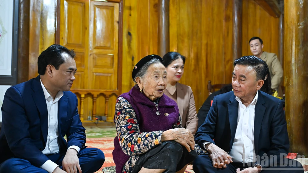 Thường trực Ban Bí thư Trần Cẩm Tú thăm hỏi, chúc Tết Mẹ Việt Nam Anh hùng Hà Thị Hao tại xã Quy Mông. (Ảnh: DUY LINH)