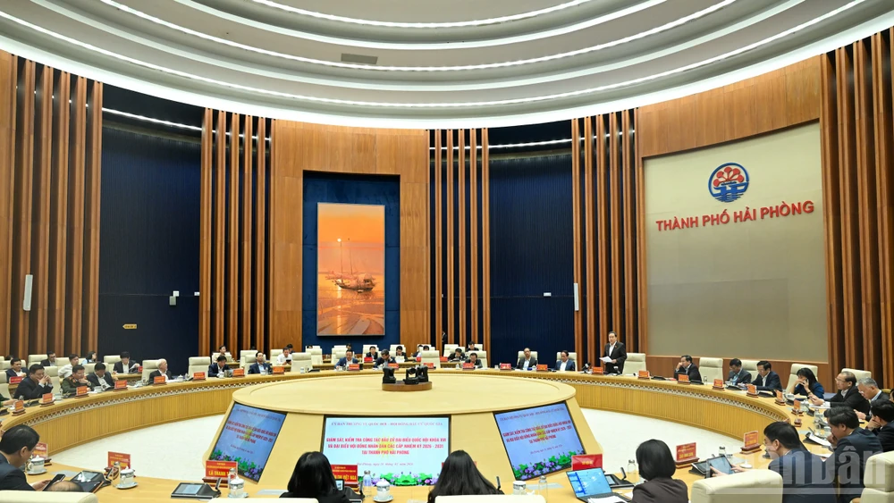 Chủ tịch Quốc hội Trần Thanh Mẫn, Chủ tịch Hội đồng Bầu cử quốc gia phát biểu kết luận buổi làm việc với Ủy ban bầu cử Thành phố Hải Phòng. (Ảnh: DUY LINH)