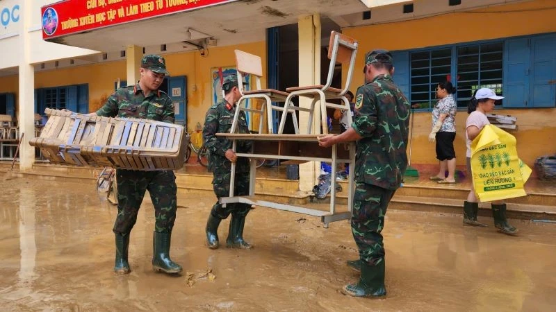 Các chiến sĩ bộ đội dọn dẹp tại Trường tiểu học Diên An 1 (Khánh Hòa) giúp nhà trường sớm ổn định dạy và học.
