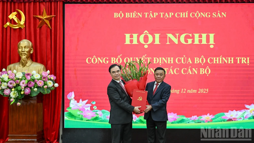 Thường trực Ban Bí thư Trần Cẩm Tú trao Quyết định của Bộ Chính trị, tặng hoa chúc mừng đồng chí Dương Trung Ý. (Ảnh: DUY LINH) 