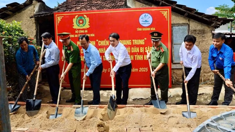 Thừa lệnh của Bộ trưởng Công an, Công an tỉnh Khánh Hòa đã tổ chức lễ khởi công xây dựng 8 căn nhà kiên cố cho các hộ gia đình bị thiệt hại nặng nề do mưa lũ lịch sử vừa qua.