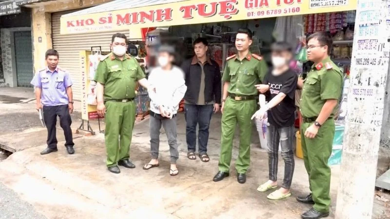 Hai đối tượng bị cơ quan chức năng bắt giữ.