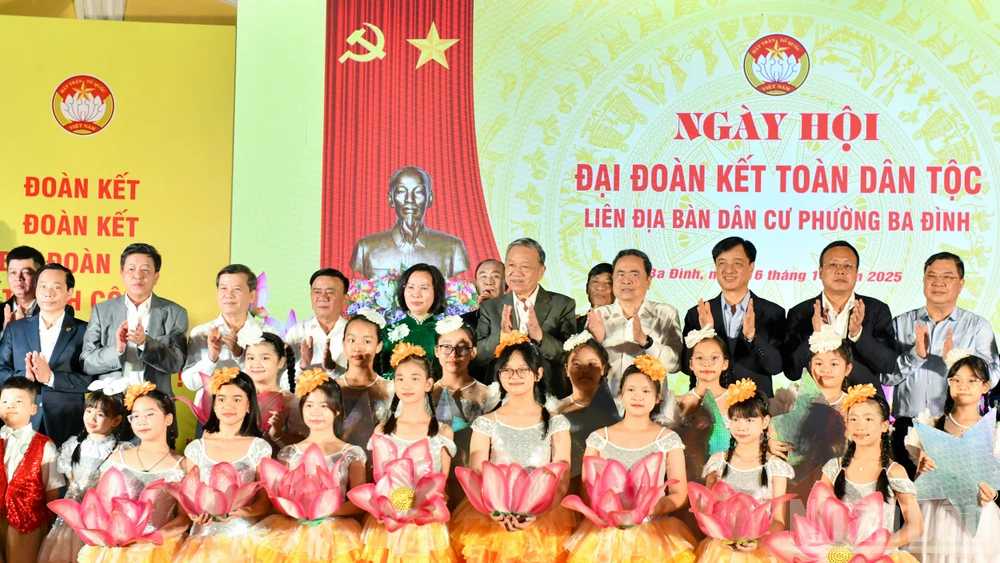 Tổng Bí thư Tô Lâm, Chủ tịch Quốc hội Trần Thanh Mẫn, Thường trực Ban Bí thư Trần Cẩm Tú và các đại biểu với nhân dân, thiếu nhi tại ngày hội. (Ảnh: DUY LINH)