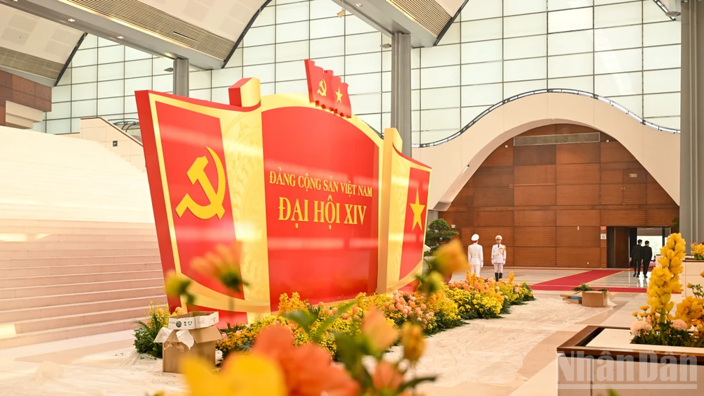Tại Trung tâm Hội nghị quốc gia - nơi dự kiến diễn ra Đại hội XIV của Đảng từ ngày 19 đến 25/1, công tác trang trí, khánh tiết đã dần hoàn tất. (Ảnh: DUY LINH) 