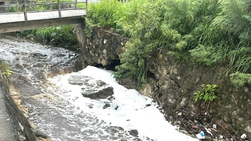 Dòng nước có màu đen, bọt trắng xóa, mùi hôi nồng nặc được xả thẳng ra biển phía bắc Nha Trang.