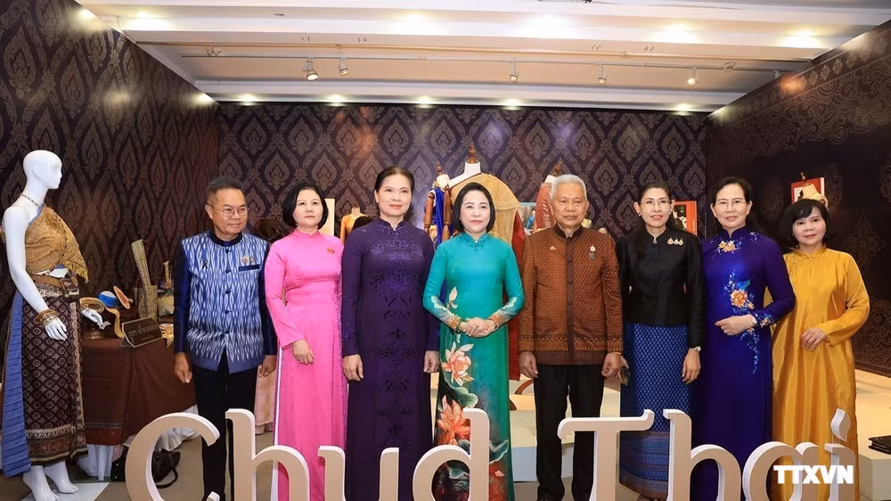 Chủ tịch Quốc hội ki&ecirc;m Chủ tịch Hạ viện Th&aacute;i Lan Sophon Zaram v&agrave; c&aacute;c đại biểu chụp ảnh chung tại khu vực triển l&atilde;m. (Ảnh: Tuấn Anh/TTXVN)