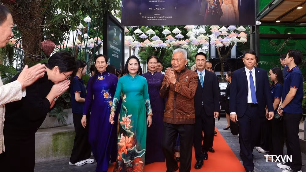 vna-potal-chu-tich-quoc-hoi-kiem-chu-tich-ha-vien-thai-lan-du-trien-lam-trang-phuc-dan-toc-nhan-tai-bao-tang-phu-nu-viet-nam-8936915-2271.jpg