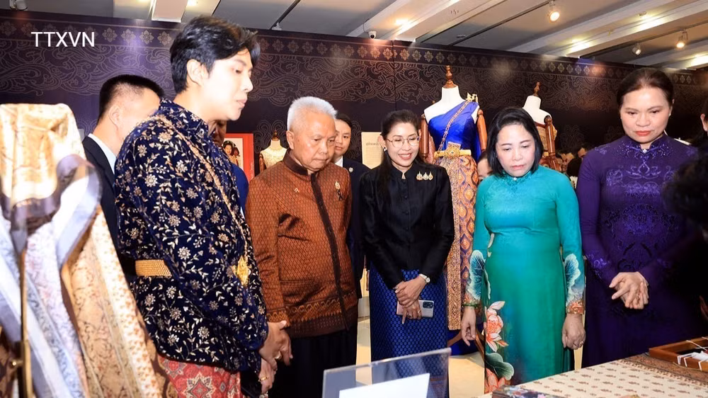 vna-potal-chu-tich-quoc-hoi-kiem-chu-tich-ha-vien-thai-lan-du-trien-lam-trang-phuc-dan-toc-nhan-tai-bao-tang-phu-nu-viet-nam-8936932-6757.jpg