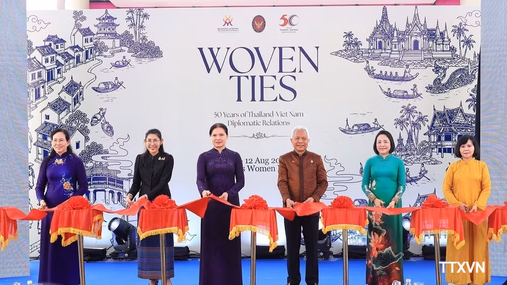 vna-potal-chu-tich-quoc-hoi-kiem-chu-tich-ha-vien-thai-lan-du-trien-lam-trang-phuc-dan-toc-nhan-tai-bao-tang-phu-nu-viet-nam-8936945-5456.jpg