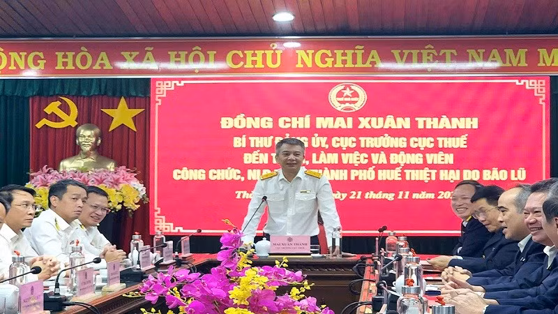 Cục trưởng Mai Xuân Thành và Đoàn công tác Cục Thuế làm việc với Ban Lãnh đạo Thuế thành phố Huế.