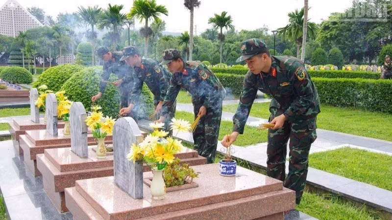 Cán bộ, chiến sĩ Bộ Chỉ huy quân sự tỉnh Điện Biên thắp hương trên từng phần mộ tại Nghĩa trang liệt sĩ Quốc gia A1 trước khi tiến hành khai quật, lấy mẫu. (Ảnh: LÊ LAN)