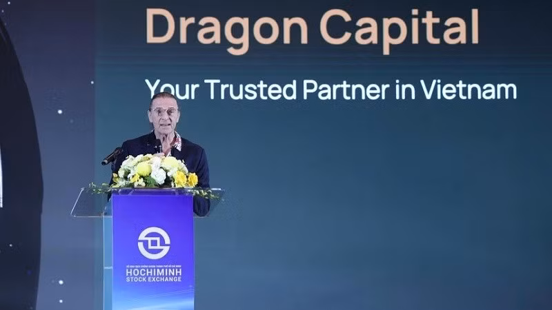 Ông Dominic Scriven chia sẻ tại VLCA 2025. (Ảnh: Lê Toàn)