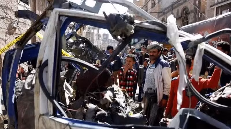 Một chiếc xe bị hư hại sau cuộc không kích tại Yemen. (Ảnh: Tân Hoa xã)