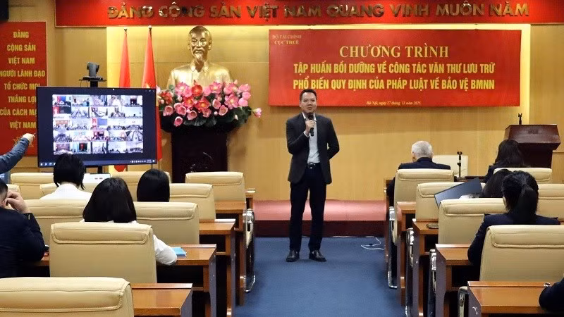 Giảng viên, Tiến sĩ Cam Anh Tuấn với chuyên đề về Quy định hiện hành và hướng dẫn thực hiện một số nghiệp vụ trong công tác văn thư.