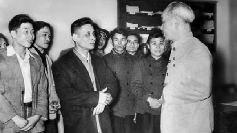 Bác Hồ thăm và chúc Tết cán bộ, phóng viên Báo Nhân Dân năm 1957.