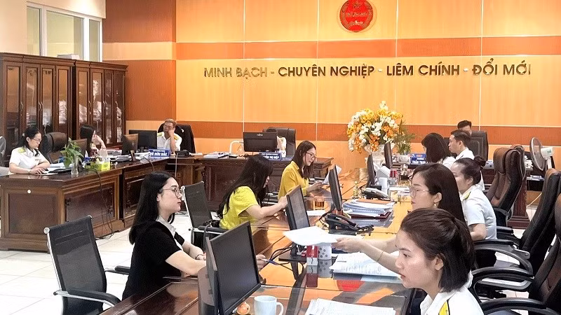 Để bảo đảm phù hợp và thể hiện đúng bản chất của thuế thu nhập, Bộ Tài chính dự kiến báo cáo Chính phủ phương án thu thuế trên thu nhập (doanh thu-chi phí) đối với tất cả các cá nhân có doanh thu trên ngưỡng không chịu thuế.