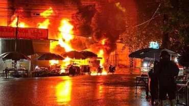 Thời điểm ngọn lửa bùng phát.