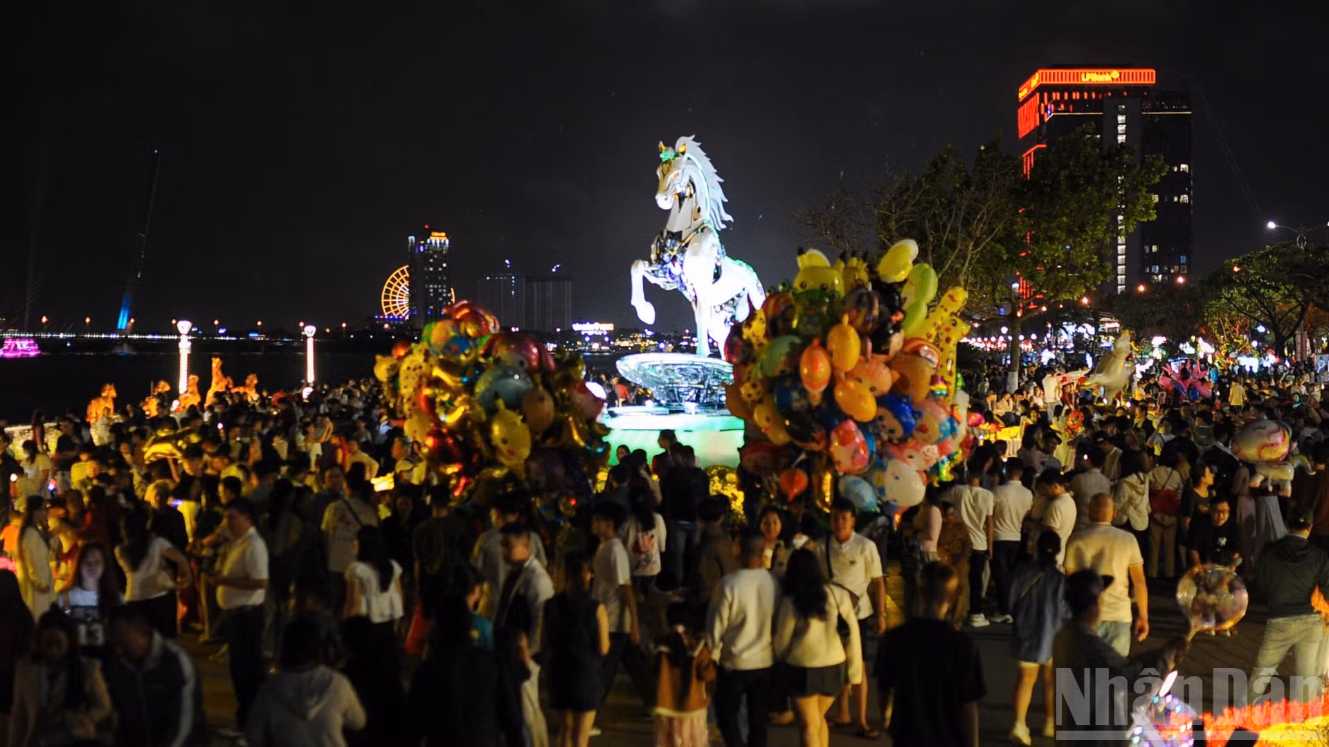 Đường hoa Bạch Đằng thành phố Đà Nẵng đêm 16/2 (29 Tết).