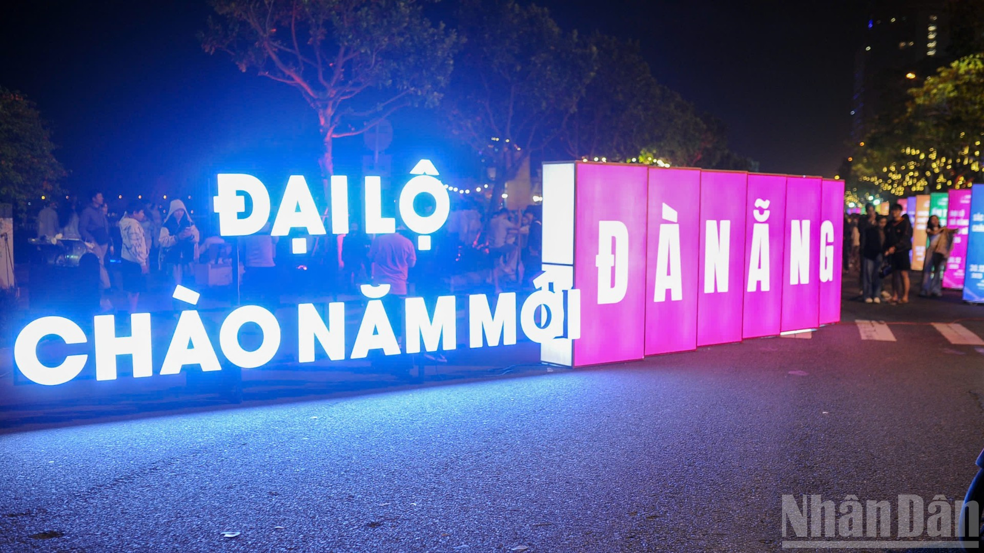Đại lộ chào năm mới tại phố đi bộ Bạch Đằng (thành phố Đà Nẵng) trong đêm 31/12/2025.