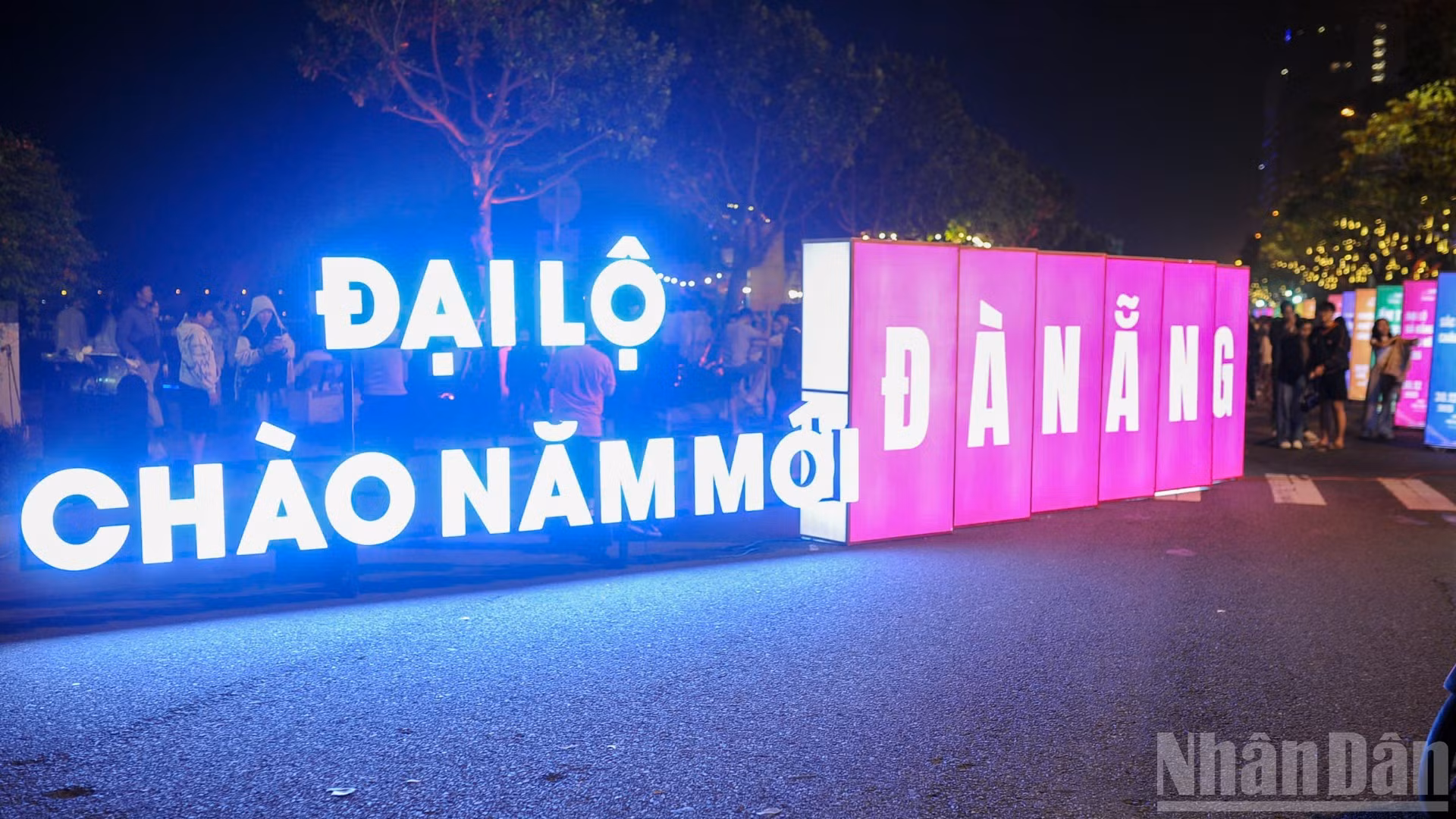 Đại lộ chào năm mới tại phố đi bộ Bạch Đằng (thành phố Đà Nẵng) trong đêm 31/12/2025.