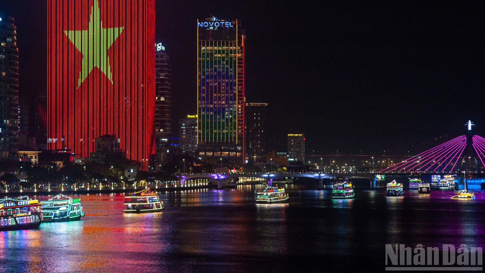 Không gian sông Hàn (thành phố Đà Nẵng) nhộn nhịp, hiện đại về đêm.