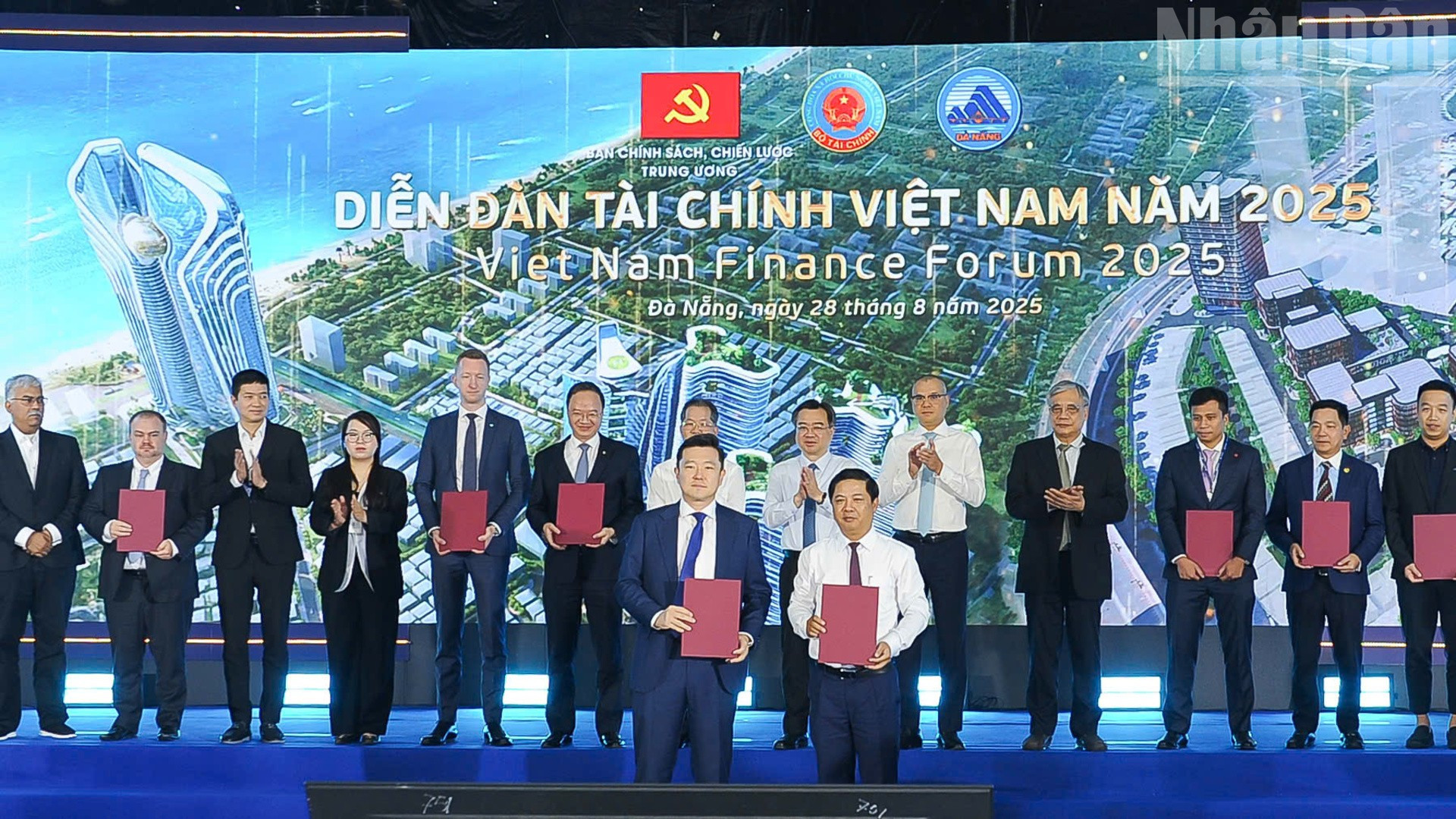 Lễ trao Biên bản ghi nhớ hợp tác giữa thành phố Đà Nẵng và các đối tác trong xây dựng và phát triển Trung tâm tài chính quốc tế Việt Nam tại Đà Nẵng. ndo_tr_2304190358008144765-1.jpg