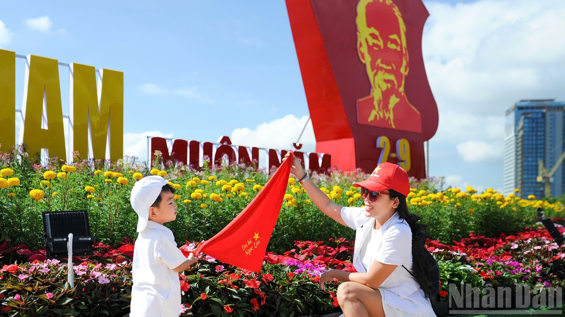 Không gian rực rỡ tại công viên bờ tây cầu Rồng đã mang lại niềm thích thú lớn cho nhiều người dân. ndo_br_z6965848905010-9dfe393b891dfbb3d85bfa7aa3bf0295-3860.jpg