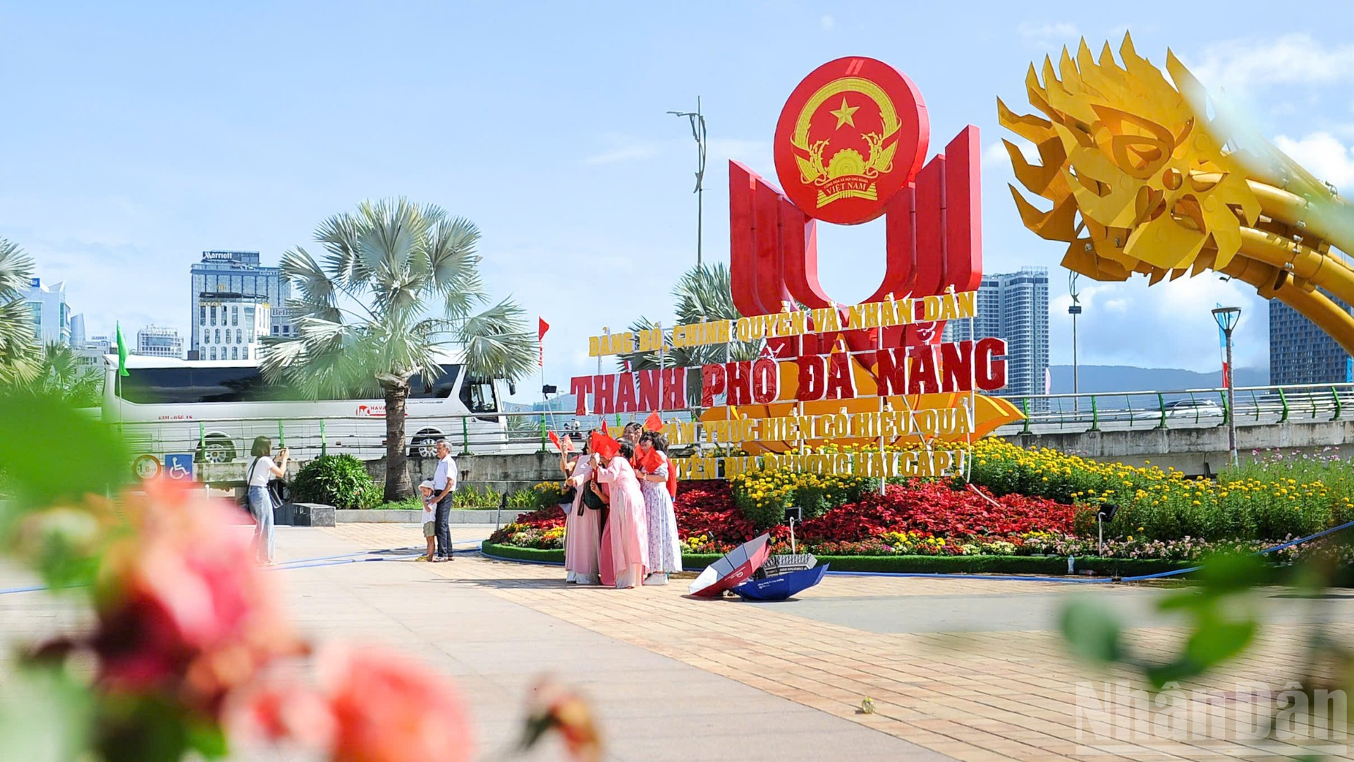 Không khí rộn ràng của ngày Quốc khánh 2/9 lan tỏa khắp công viên bờ tây cầu Rồng, thu hút đông đảo người dân và du khách đến tham quan. Với niềm hân hoan, chị Lê Thị Thư (phường Thanh Khê, Đà Nẵng) bày tỏ: "Năm nay, gia đình tôi chọn ở lại thành phố để trải nghiệm và tận hưởng không khí ngày lễ đặc biệt này". ndo_br_z6965848822583-f94f5e379d313f675ab32669c97e6d37-7284.jpg