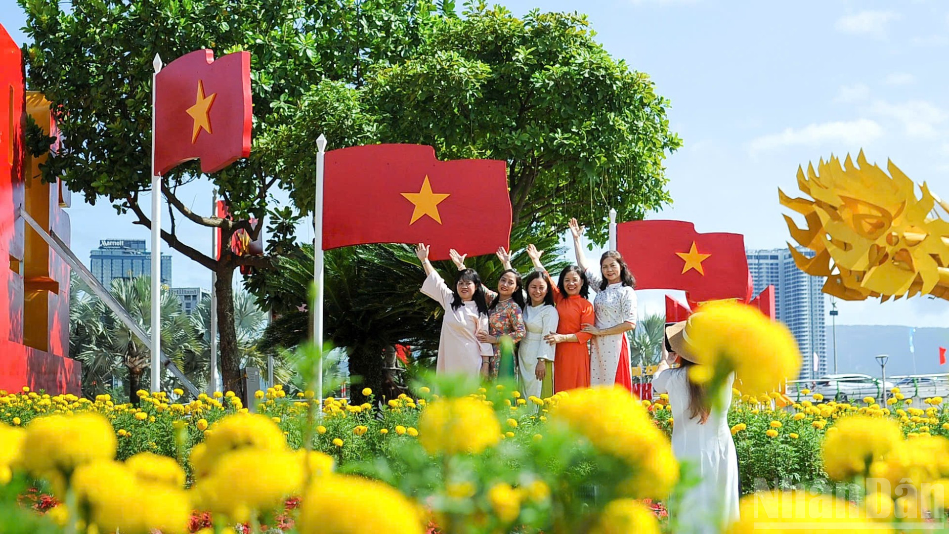 Ghi nhận của phóng viên tại công viên bờ tây cầu Rồng trong sáng 1/9, thời tiết nắng đẹp, rất thuận lợi cho các hoạt động vui chơi giải trí trong dịp lễ. ndo_br_z6965848824952-06131b402ded49a2a951f7cc2bf55e0e-4823.jpg