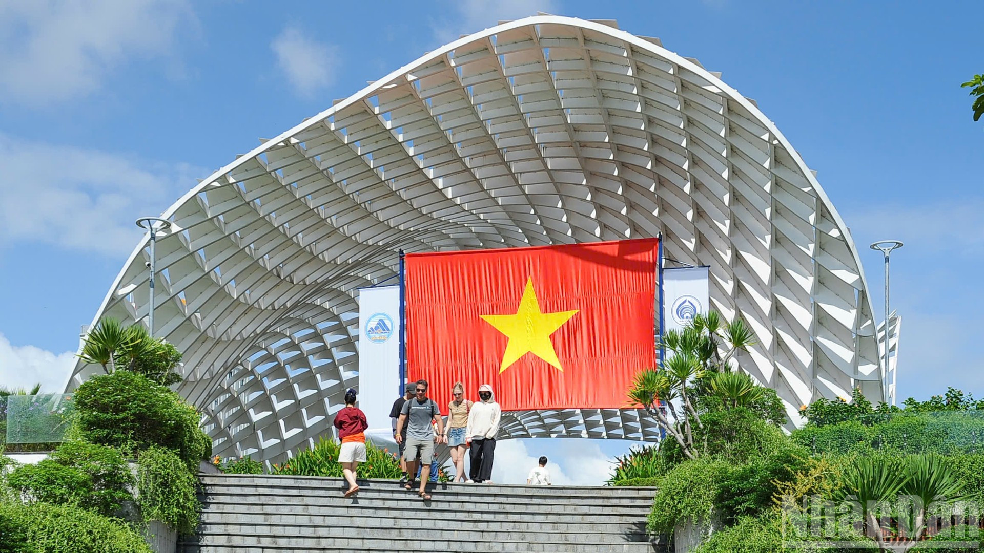 Khu vực Công viên APEC được trang trí màn ảnh cờ Việt Nam lớn, cùng nhiều tiểu cảnh khác, tạo không khí rộn ràng trong ngày hội non sông. ndo_br_z6965848820187-3d31da84d84fd3779fdf6a5214197259-4293.jpg