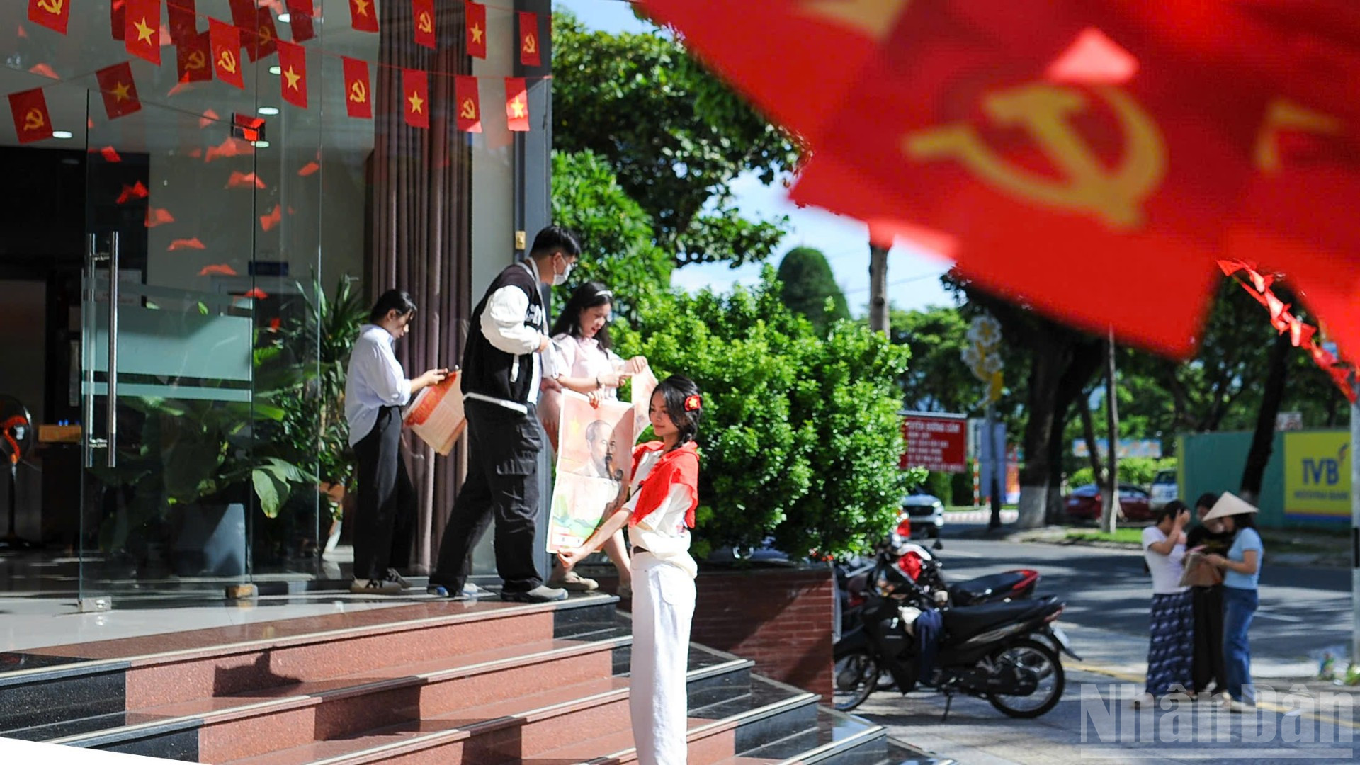 Trong hai ngày qua, tại Cơ quan Đại diện Báo Nhân Dân tại miền trung-Tây Nguyên đã diễn ra hoạt động phát Phụ san đặc biệt mừng 80 năm Quốc khánh và hình dán đặc biệt của Báo Nhân Dân, qua đó lan tỏa sâu rộng ý nghĩa lịch sử của Cách mạng Tháng Tám và Quốc khánh 2/9, khơi dậy lòng tự hào dân tộc và tạo không khí hân hoan, phấn khởi trong các tầng lớp nhân dân. ndo_br_z6965848811737-53f91d667b2a4074c912f0d343de7992-9401.jpg