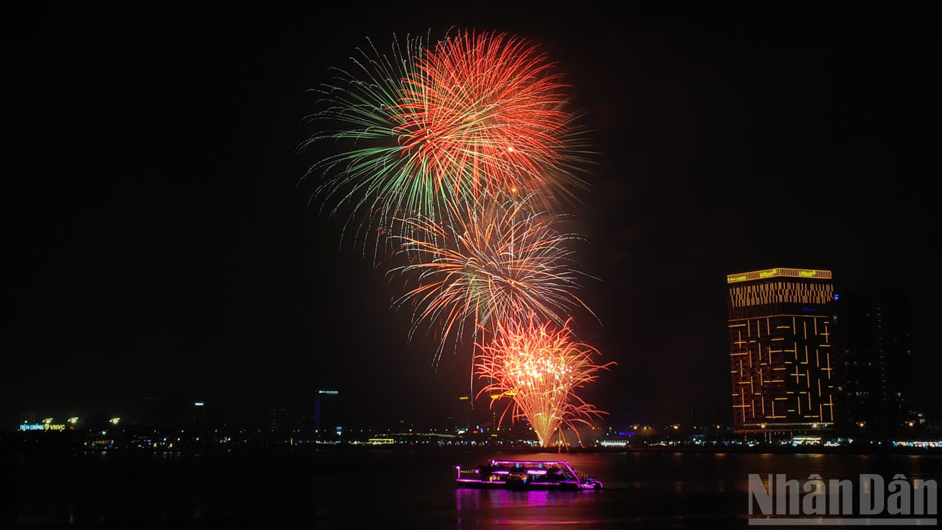 Điểm bắn pháo hoa chào đón Tết Bính Ngọ 2026 tại đường Bạch Đằng.
