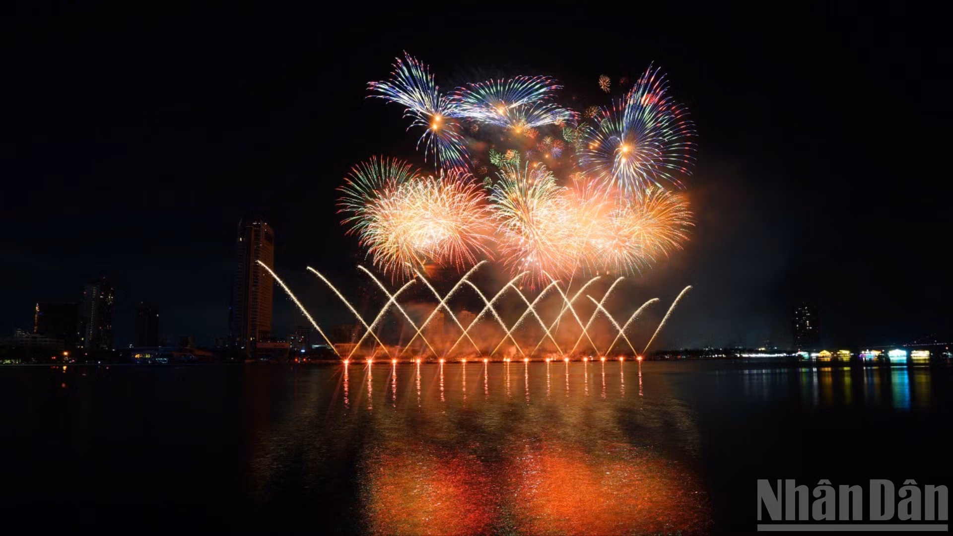 Phần trình diễn của đội Z121 Vina Pyrotech (Việt Nam 2) trong đêm thứ hai DIFF 2025.