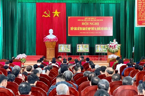 Quang cảnh buổi tiếp xúc cử tri. 