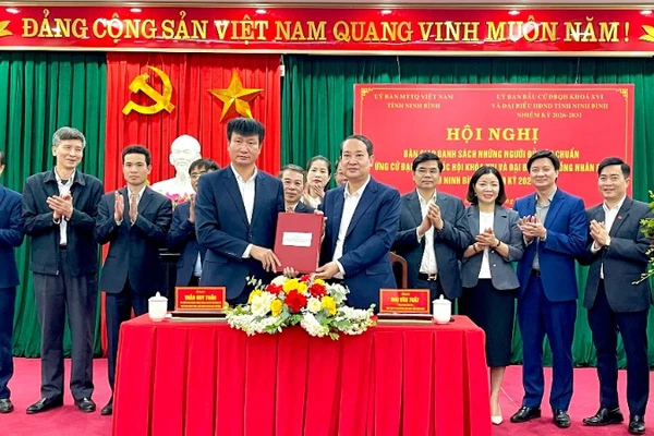 Tại hội nghị, Ban Thường trực Ủy ban Mặt trận Tổ quốc Việt Nam tỉnh và Ủy ban Bầu cử tỉnh Ninh Bình đã ký biên bản bàn giao danh sách những người đủ tiêu chuẩn ứng cử theo quy định.