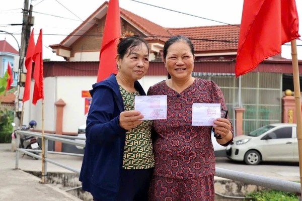 Giáo dân xã Kim Sơn vui mừng sau khi hoàn thành việc bỏ phiếu.