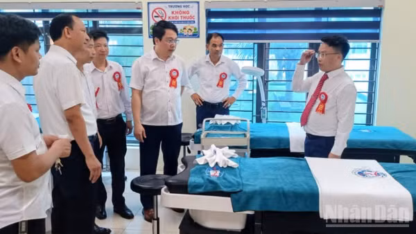 Các đại biểu tham quan phòng thực hành chăm sóc sắc đẹp của nhà trường.