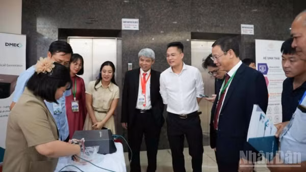 Nhiều thiết bị y tế hiện đại được trưng bày, giới thiệu tại Hội thảo khoa học cấp khu vực do Bệnh viện đa khoa Thái Bình tổ chức.