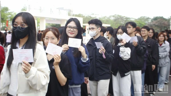 Đông đảo sinh viên Trường đại học Y Dược Thái Bình đến địa điểm bầu cử.