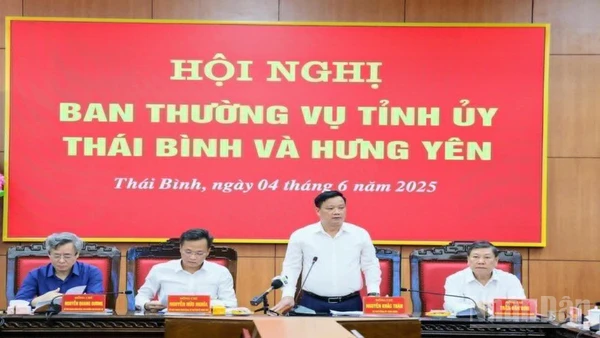 Đồng chí Nguyễn Khắc Thận, Bí thư Tỉnh ủy Thái Bình, phát biểu khai mạc buổi làm việc giữa Ban Thường vụ Tỉnh ủy Hưng Yên và Thái Bình.